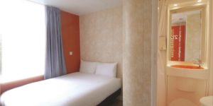sleeping in london_paddington_easyhotel