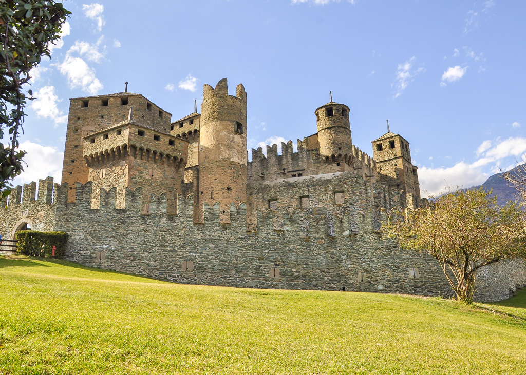 TravelAfter5_Italy_Aosta Valley_Fenis Castle